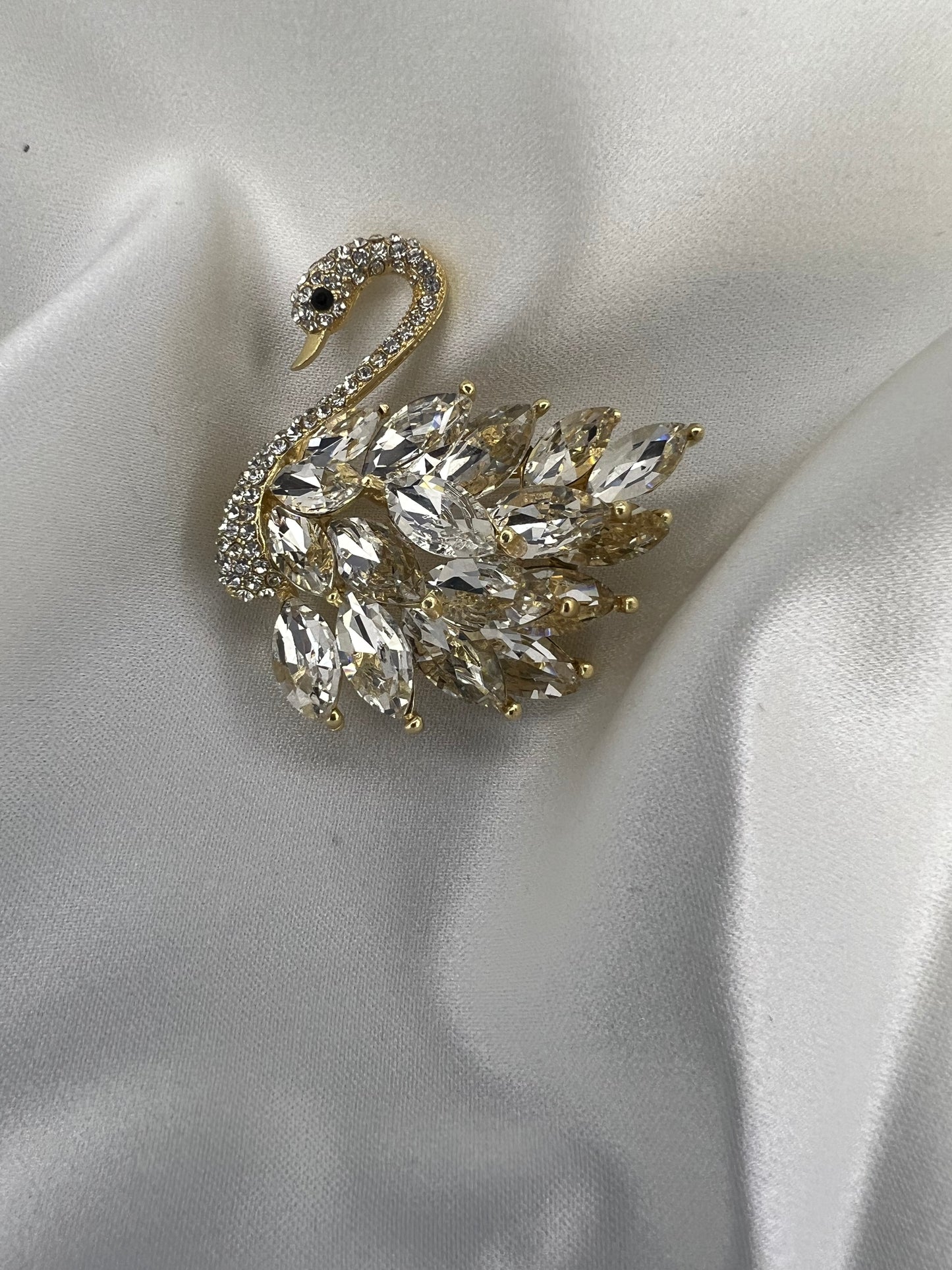 Swan Brooch in Gold